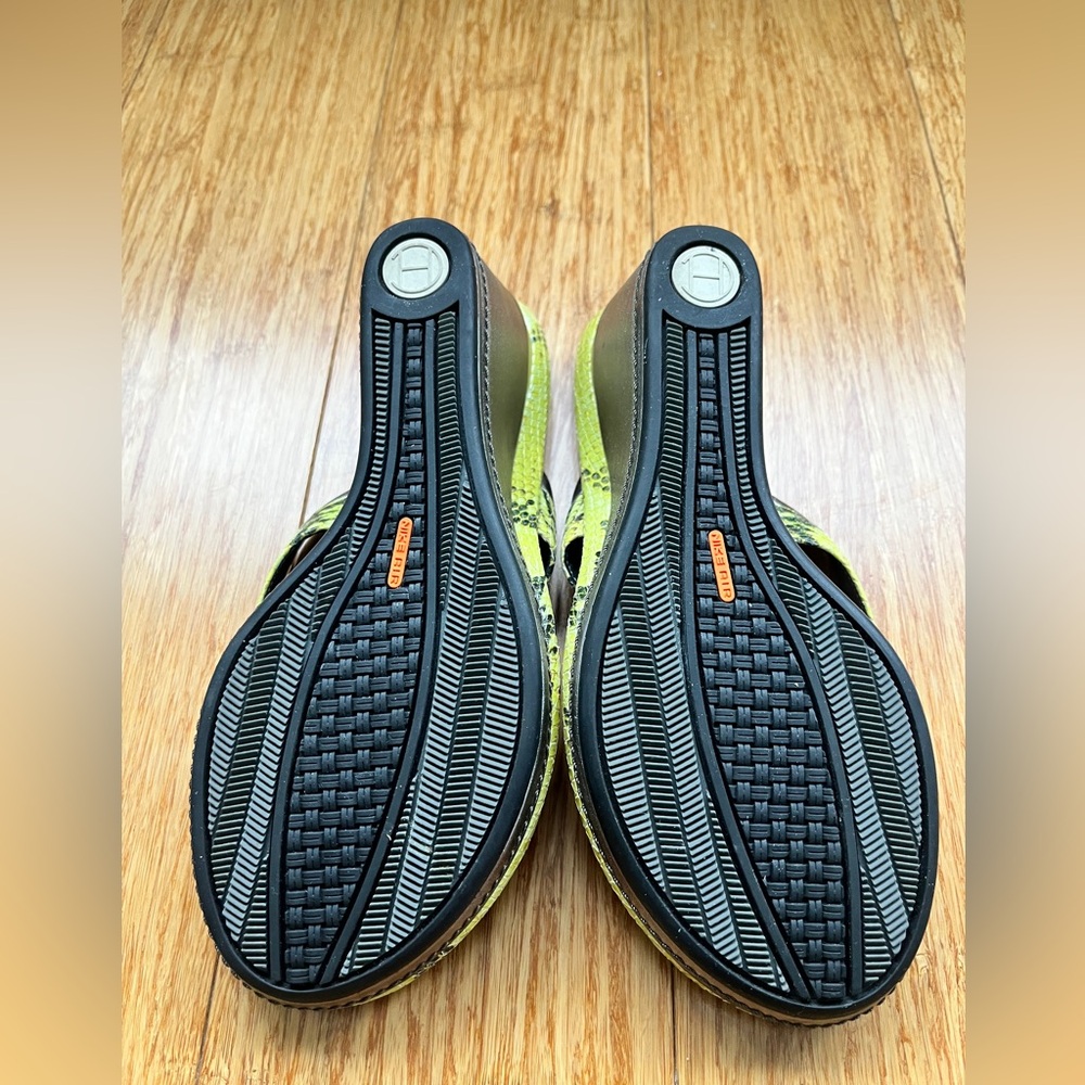 Cole Haan Air Snake 🐍 Wedge Heel Lime 🍋‍🟩 Green & Silver Leather Thong Sandal 8 - Picture 2 of 14